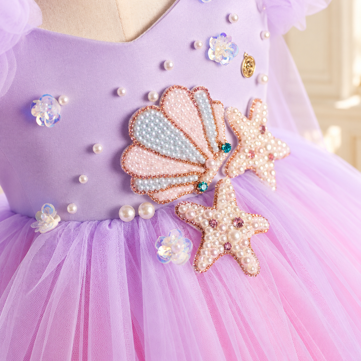 Détail des perles et broderies de la robe fillette violette Victoire