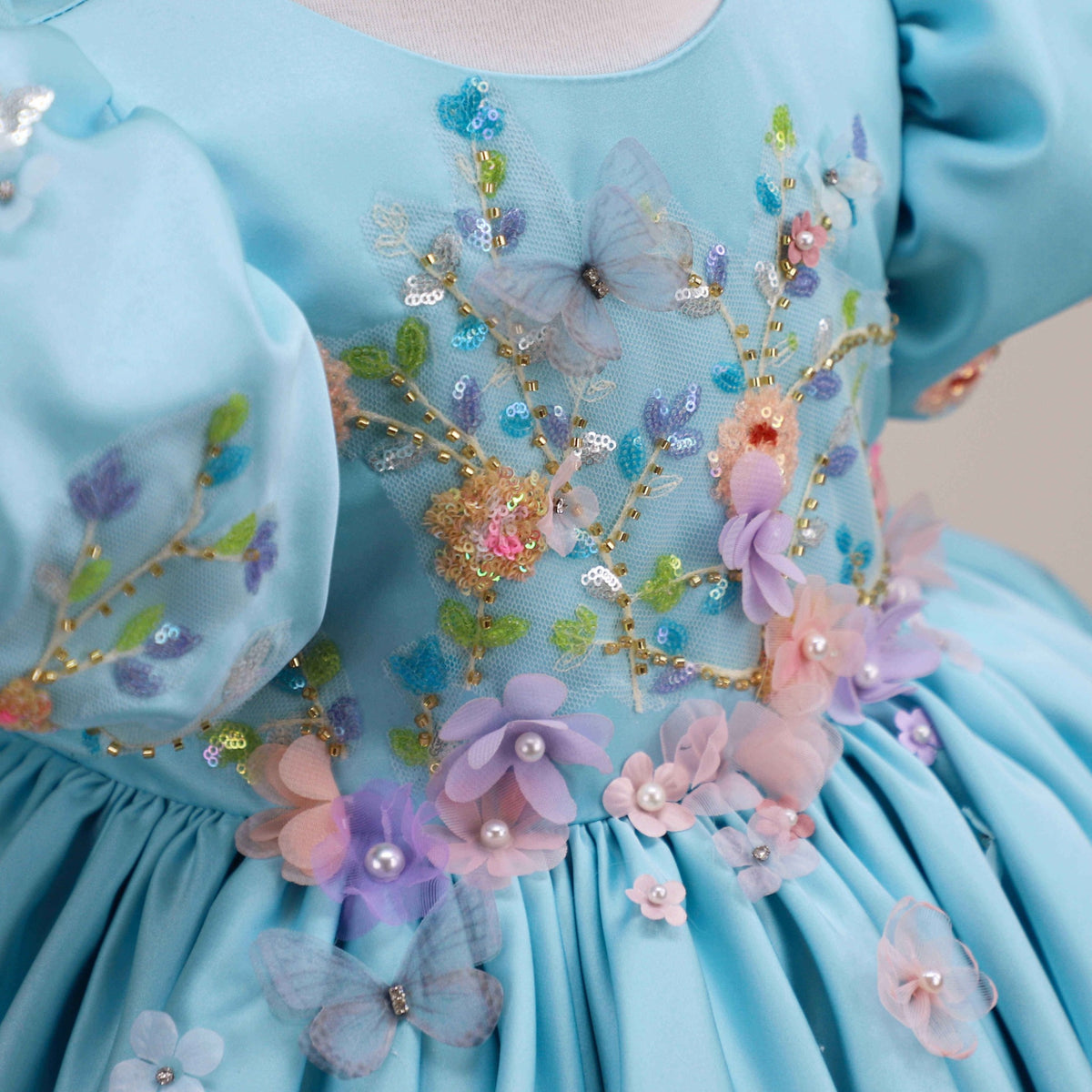 Détail des fleurs brodées de la robe fillette bleue Dina