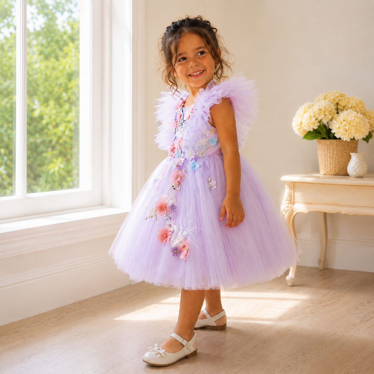 Portrait de petite fille en robe de princesse mauve